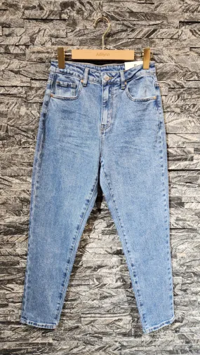 Blaue Mom-Fit-Jeans, 5 Taschen, Gürtelschlaufe, Reißverschluss und Knopfverschluss