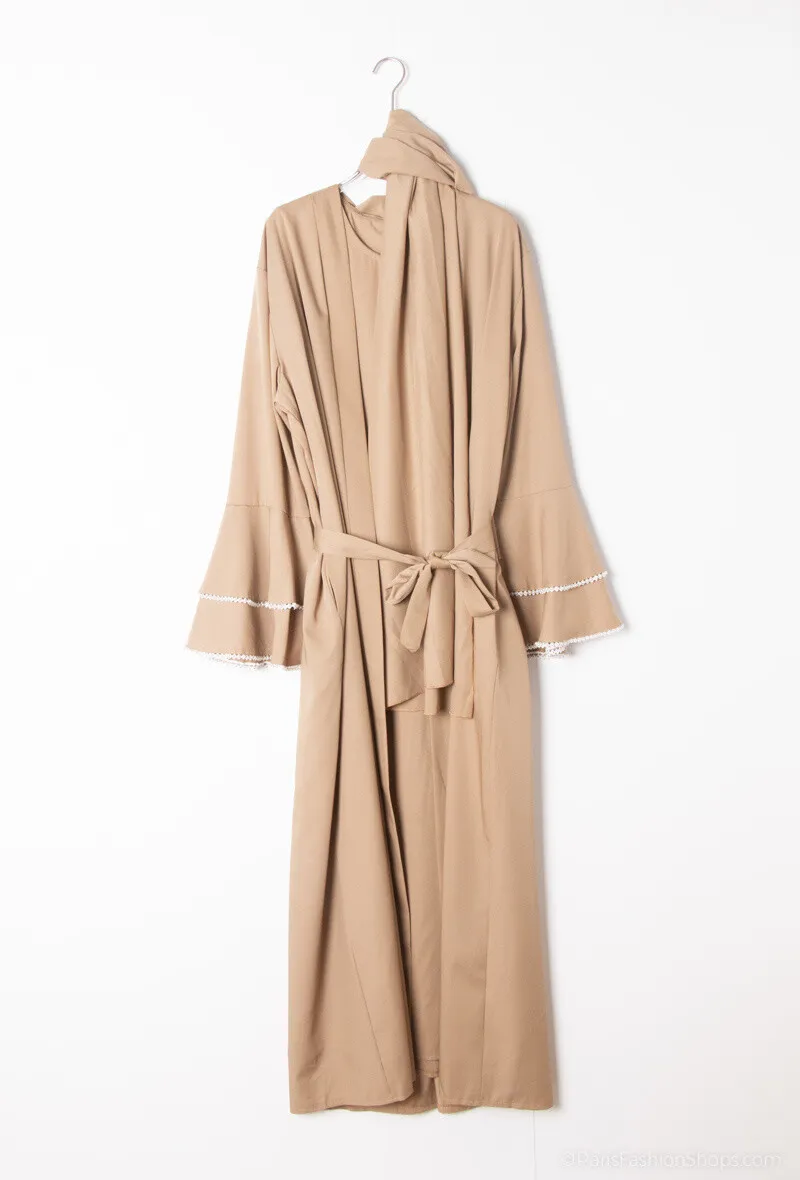 Elegantes Kleid mit ausgestellten Ärmeln