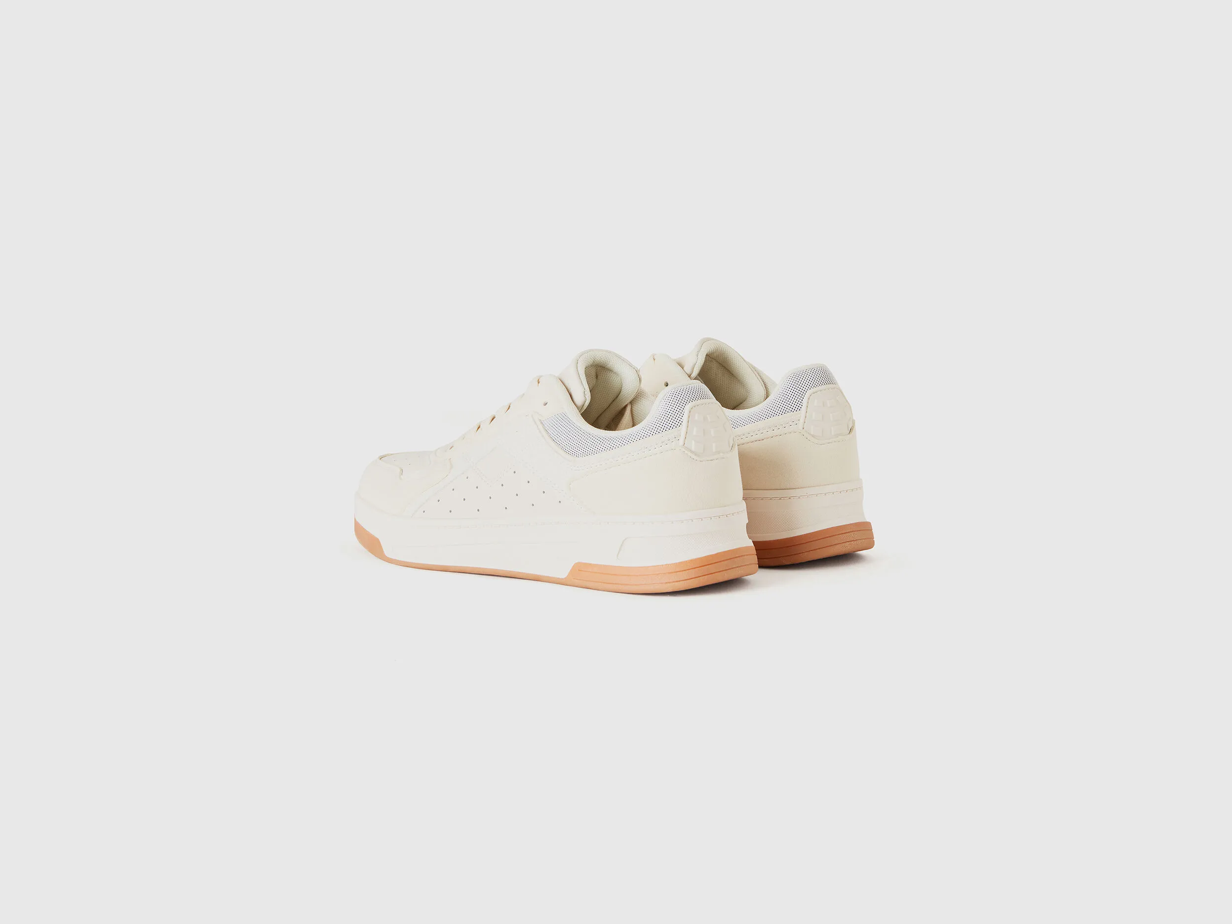 Flache Sneakers in Wildlederoptik