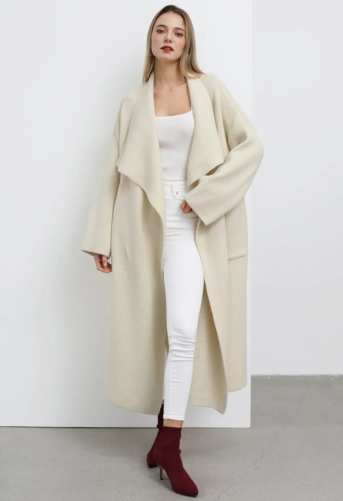 Langer Strick-Cardigan mit breitem Revers und Taillenschnürung in Creme