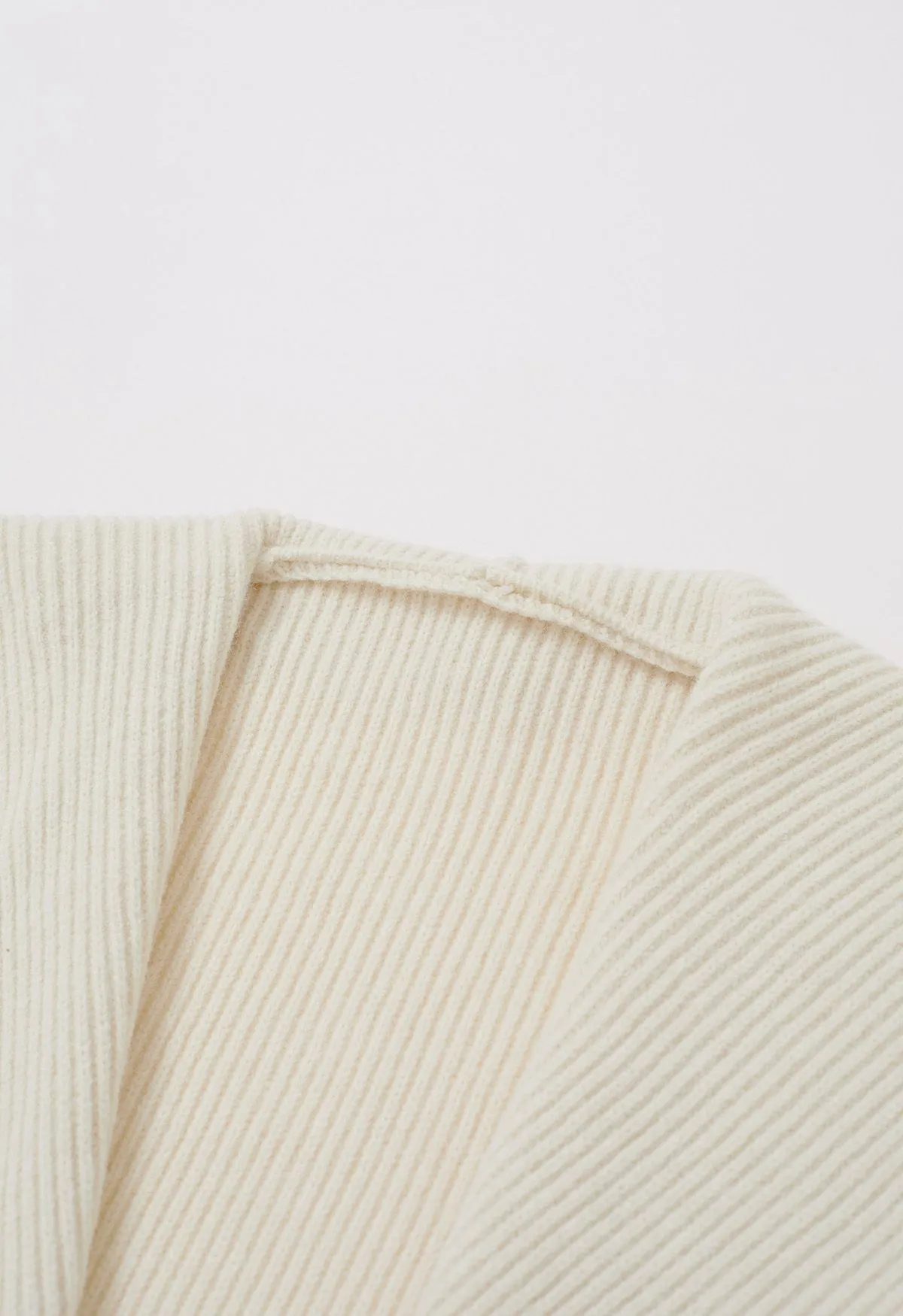 Langer Strick-Cardigan mit breitem Revers und Taillenschnürung in Creme